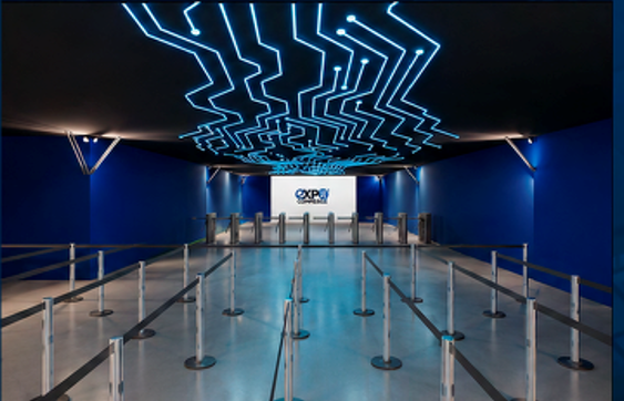 Entrada principal com catracas e painel de LED